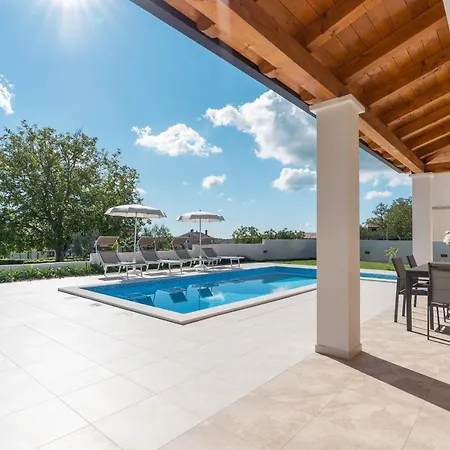 Villa Atop The Village With Stunning View *