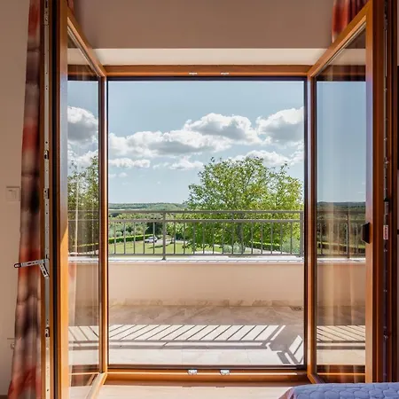 Villa Atop The Village With Stunning View *