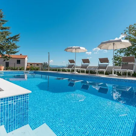 Villa Atop The Village With Stunning View *